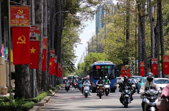 Thành phố Hồ Chí Minh: Mãn nhãn với màn pháo hoa mừng ngày thống nhất đất nước - Ảnh 5.