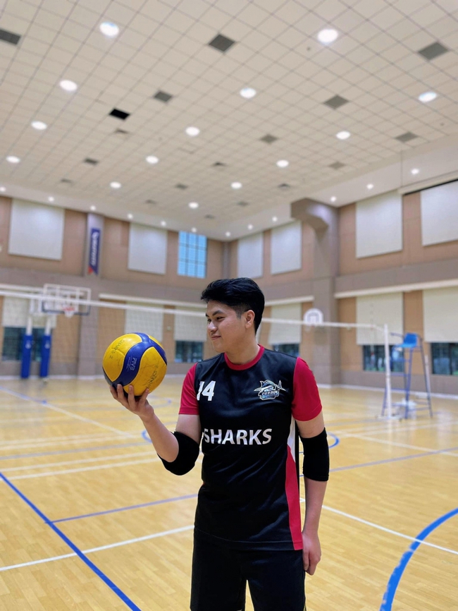 Nguyễn Vương Anh (chồng tương lai của Trần Việt Hương) cũng rất đam mê bóng chuyền