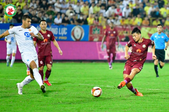 Văn Lâm cản bước tiến Nam Định, V-League thêm khó lường - Ảnh 3.