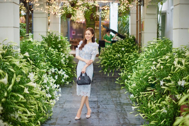 &quot;Con đường hoa loa kèn&quot; lãng mạn thu hút thực khách ở Hà Nội - Ảnh 5.