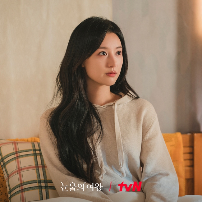 Tập 9 'Queen Of Tears': Kim Ji Won ngủ qua đêm ở phòng của Kim Soo Hyun - Ảnh 3.