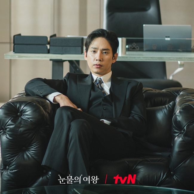 Tập 9 'Queen Of Tears': Kim Ji Won ngủ qua đêm ở phòng của Kim Soo Hyun - Ảnh 2.