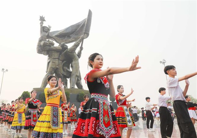 Công diễn dân vũ, điệu nhảy đường phố của học sinh, sinh viên tỉnh Điện Biên - Ảnh 2.
