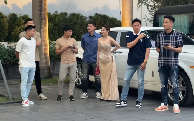 Dàn cầu thủ diện đồ bảnh bao, 'quẩy' cực nhiệt tại đám cưới Quang Hải - Thanh Huyền - Ảnh 2.