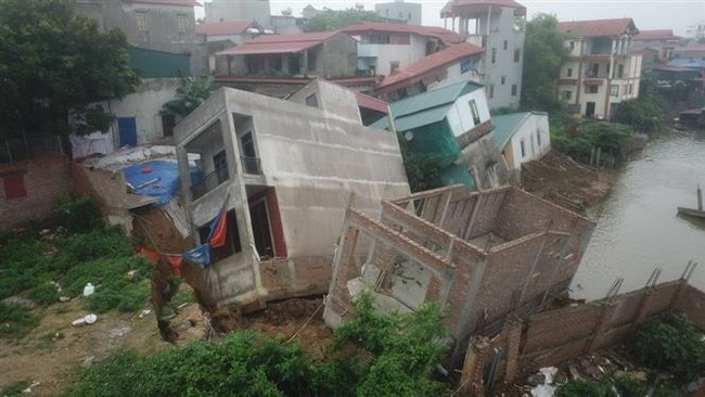 6 nhà dân ở Bắc Ninh bị sạt xuống sông Cầu - Ảnh 1.