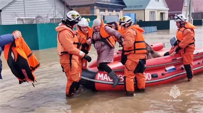 Nga: Tình hình ngập lụt do vỡ đập ngày càng nghiêm trọng  - Ảnh 1.