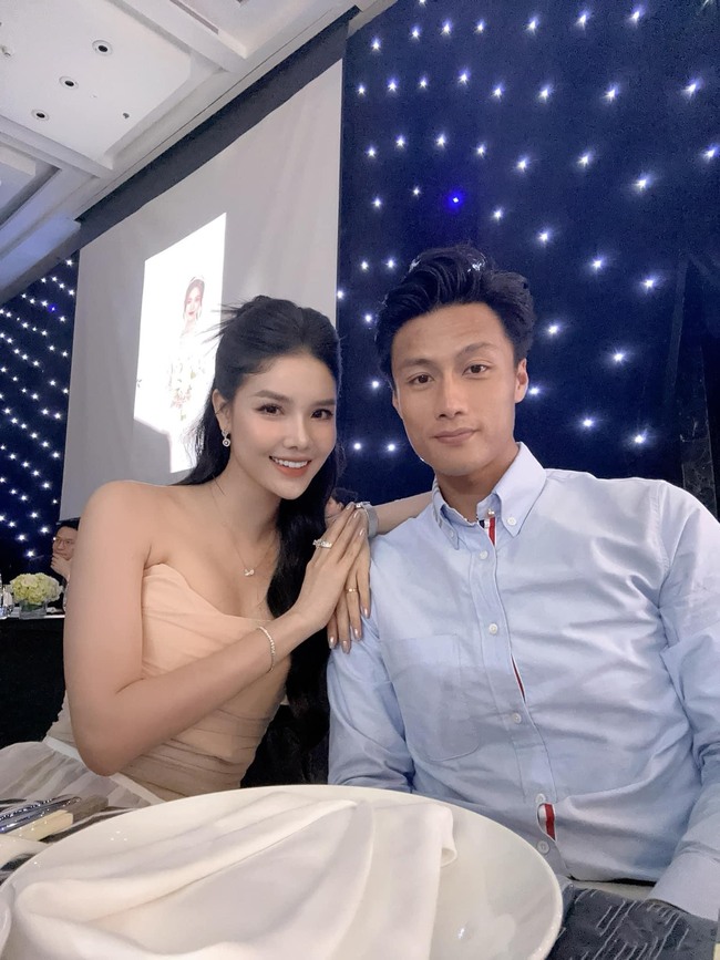 Dàn cầu thủ diện đồ bảnh bao, 'quẩy' cực nhiệt tại đám cưới Quang Hải - Thanh Huyền - Ảnh 11.