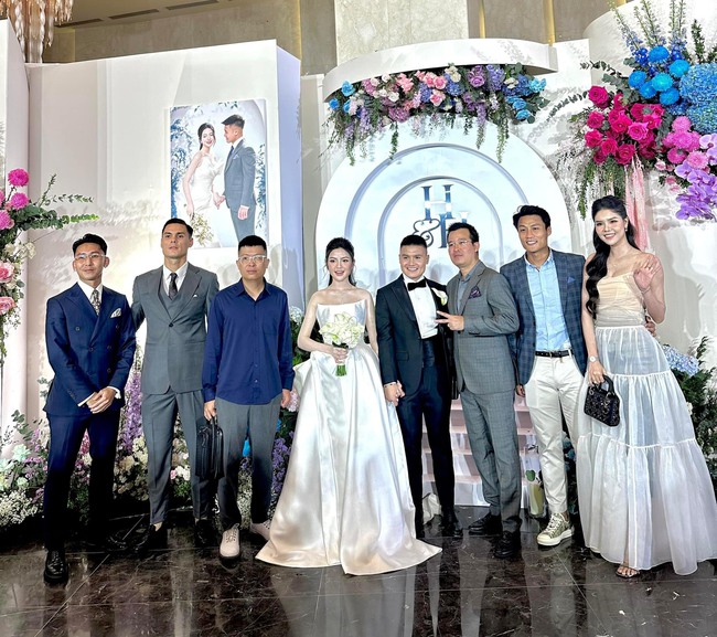Dàn cầu thủ diện đồ bảnh bao, 'quẩy' cực nhiệt tại đám cưới Quang Hải - Thanh Huyền - Ảnh 12.