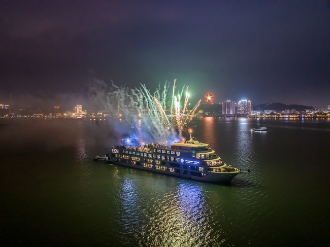Trình diễn pháo hoa trên du thuyền: Điểm nhấn mới thu hút khách du lịch đến Vịnh Hạ Long - Ảnh 4.