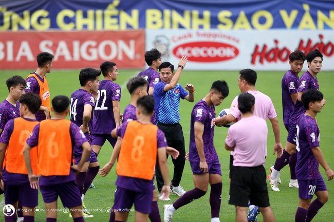 Tin nóng bóng đá Việt 8/4: HLV Hoàng Anh Tuấn 'đau đầu' vì U23 Việt Nam, Văn Hậu tiết lộ thời điểm trở lại - Ảnh 2.