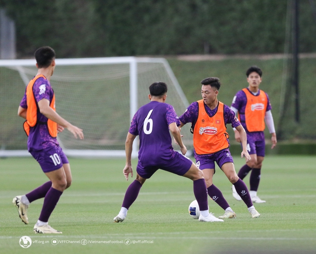 Tin nóng bóng đá Việt 10/4: Hoàng Đức tiết lộ 'bến đỗ' mong muốn, U23 Việt Nam căng sức luyện tập - Ảnh 1.