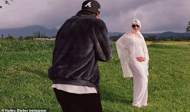 Justin Bieber thông báo chuẩn bị đón con đầu lòng khi vợ ngôi sao pop khoe bụng bầu trong bộ váy cưới - Ảnh 1.