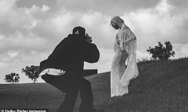 Justin Bieber thông báo chuẩn bị đón con đầu lòng khi vợ ngôi sao pop khoe bụng bầu trong bộ váy cưới - Ảnh 2.