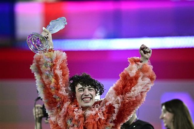Thí sinh Thụy Sĩ giành chiến thắng tại Eurovision 2024 - Ảnh 1.
