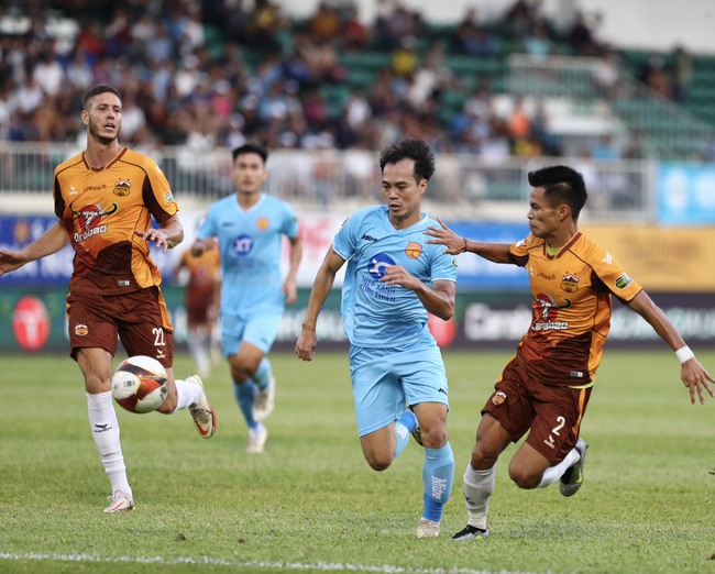 HLV Vũ Tiến Thành tiếc vì không thắng đội đầu bảng Nam Định - Ảnh 2.