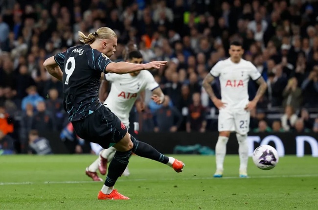 Pep Guardiola ngã ngửa sau khoảnh khắc định đoạt mùa giải, Man City tiến sát chức vô địch khi thắng Tottenham 2-0 nhờ Haaland - Ảnh 5.