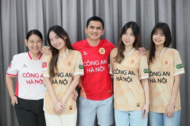 Gia đình hạnh phúc của cựu danh thủ Thái Lan Kiatisuk
