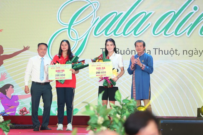 Trần Thị Thanh Thúy và đồng đội nhận giải thưởng hàng chục triệu đồng, lộ diện Hoa khôi áo dài ở Cúp VTV9-Bình Điền - Ảnh 3.