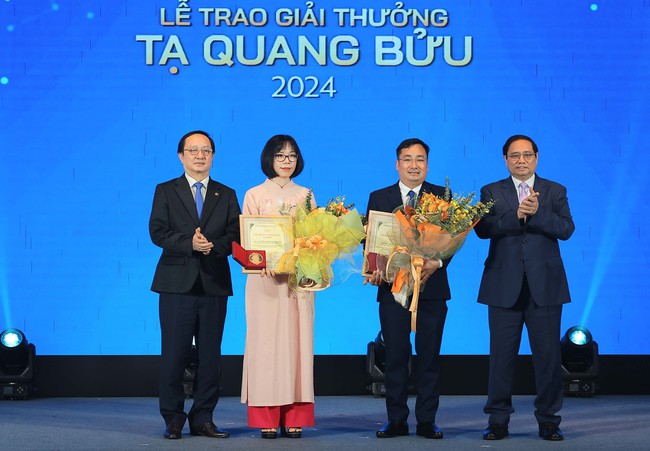 Giải thưởng Tạ Quang Bửu năm 2024 vinh danh hai nhà khoa học ngành Vật lý và Môi trường - Ảnh 1.