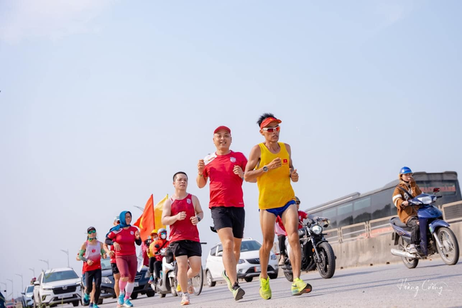 Hành trình chạy bộ Xuyên Việt gây Quỹ Áo ấm cho em - Ảnh 4.
