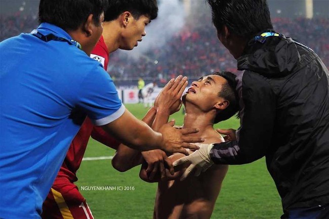 Tiền vệ ĐT Việt Nam chọc thủng lưới Indonesia ở phút 90+2, dành tặng bàn thắng tới người cha mới qua đời khiến người hâm mộ xúc động - Ảnh 2.