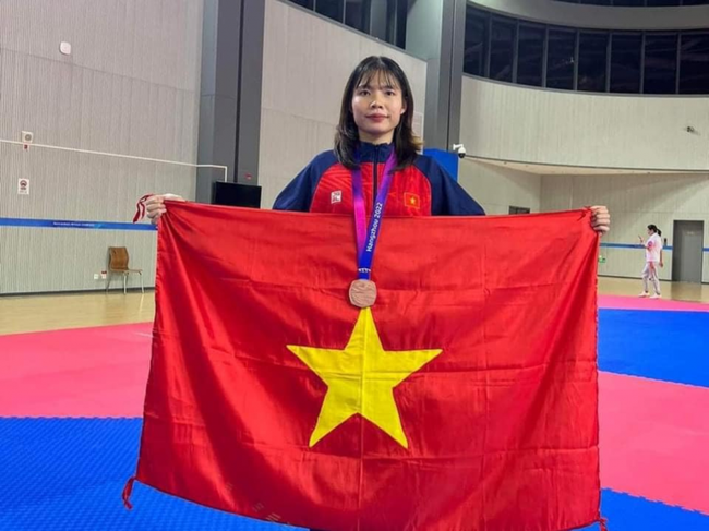 Nữ võ sĩ Việt Nam thắng đối thủ hạng 7 thế giới để giành HCV châu Á - Ảnh 2.