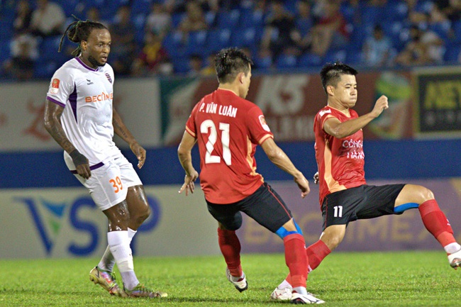 HLV Kim Sang Sik bất ngờ 'chấm' ngoại binh nhập tịch có tên thuần Việt nhất V-League - Ảnh 3.