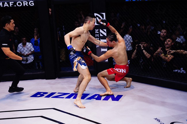 LION Championship 13: Võ sĩ Phạm Thanh Ngân knockout đối thủ Trịnh Xuân Anh khiến khán đài bùng nổ - Ảnh 2.