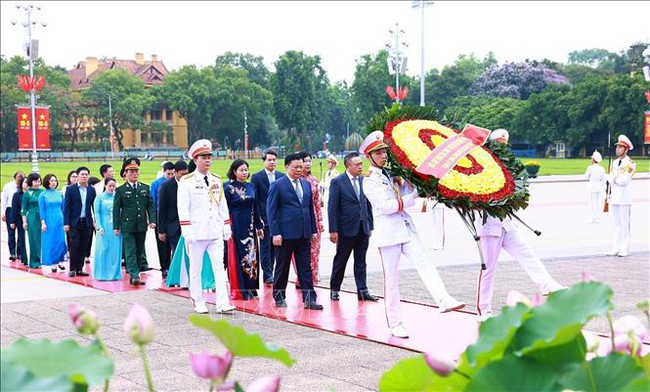 Kỷ niệm 134 năm Ngày sinh Chủ tịch Hồ Chí Minh: Gần 32 nghìn lượt người vào Lăng viếng Bác - Ảnh 1.