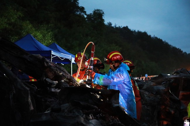 Vụ sập cao tốc tại Trung Quốc: Số nạn nhân thiệt mạng tăng lên 36 người - Ảnh 1.
