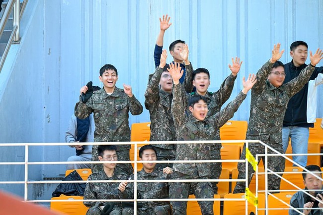 V BTS khiến fan thích thú với bộ ảnh trong quân ngũ có mặt đồng đội - Ảnh 4.