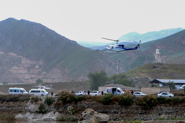 Vụ trực thăng chở Tổng thống Iran gặp nạn: Liên lạc được với thành viên tháp tùng và phi hành đoàn - Ảnh 2.