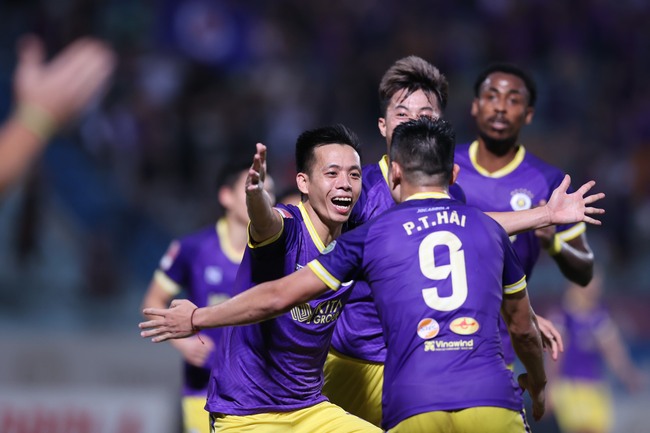 CLB Hà Nội đánh bại Thanh Hóa 2-1, vào top 5 V.League. Ảnh: Hoàng Linh