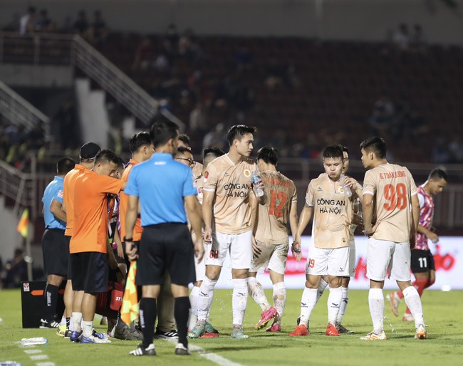 CAHN thua CLB TPHCM 1-2, cạn dần hi vọng vô địch V.League. Ảnh: Hoàng Linh