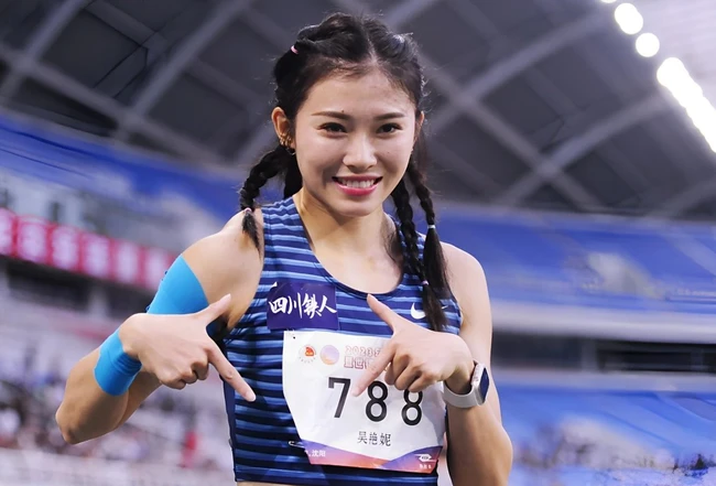 Nhan sắc của mỹ nhân điền kinh Trung Quốc, người vô đối ở nội dung 100m rào, gây chú ý vì trang điểm đậm khi thi đấu - Ảnh 2.