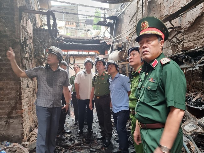 Vụ cháy tại Cầu Giấy, Hà Nội: Lãnh đạo Bộ Công an và Thành ủy Hà Nội trực tiếp kiểm tra chỉ đạo - Ảnh 2.