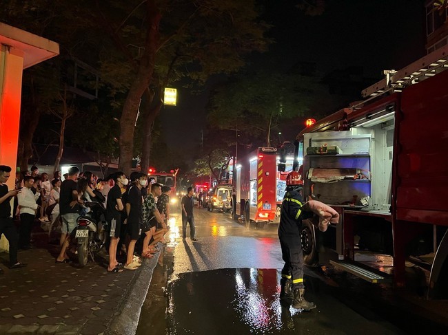 Hà Nội: Cháy nhà trọ kết hợp kinh doanh xe điện gây thương vong nhiều người - Ảnh 1.