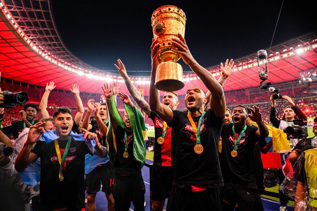 Cựu sao Arsenal lập siêu phẩm, Leverkusen chính thức giành cú đúp danh hiệu danh giá - Ảnh 3.