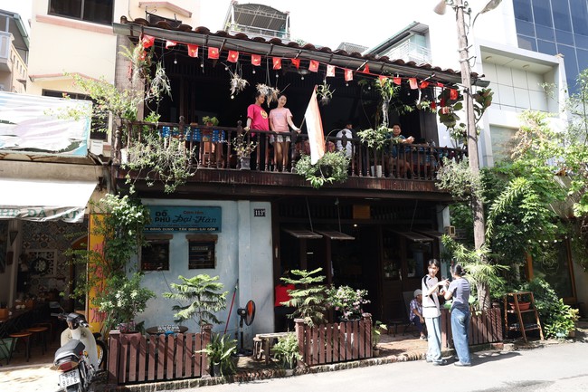 Độc đáo quán cà phê có căn hầm bí mật của các chiến sĩ Biệt động Sài Gòn - Ảnh 1.