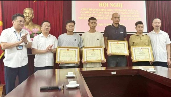 Hà Nội: Khen thưởng 4 công dân dũng cảm cứu người trong vụ cháy ở phố Trung Kính - Ảnh 1.