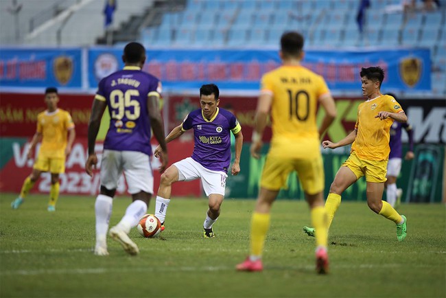 Văn Quyết, Tuấn Hải giúp Hà Nội FC thêm &quot;muối&quot; cho cuộc đua vô địch - Ảnh 3.