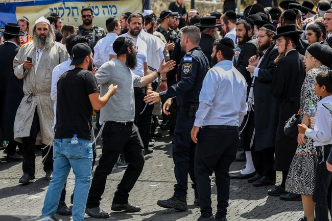 Israel: Cảnh sát và người hành hương đụng độ tại lễ hội tôn giáo - Ảnh 1.