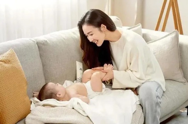 Sao phim &quot;Bản tình ca mùa Đông&quot; Choi Ji Woo chia sẻ những hiểu biết sâu sắc về việc làm cha mẹ muộn - Ảnh 5.