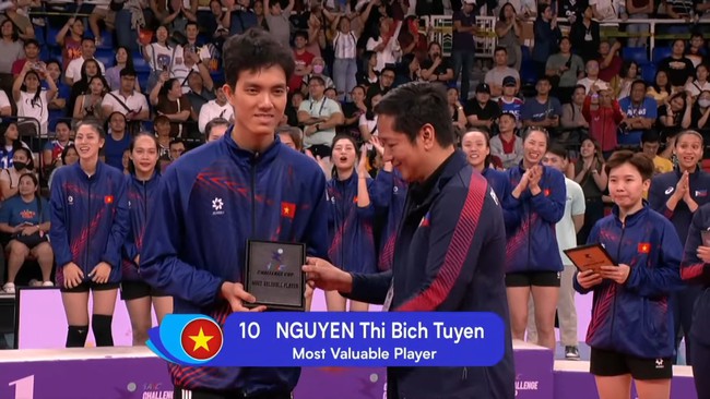 Bích Tuyền và hoa khôi bóng chuyền Việt Nam nhận danh hiệu cao quý, nhà báo Thái Lan khen ngợi - Ảnh 3.