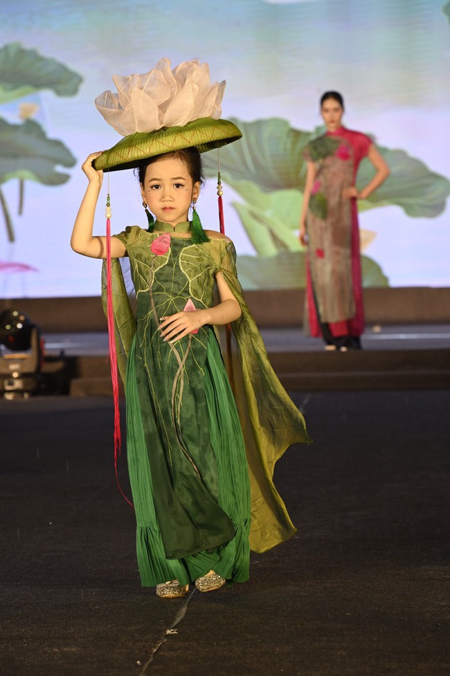 Mẫu nhí 6 tuổi Ngọc Anh gây ấn tượng trên sàn diễn &quot;Tôn vinh bản sắc Việt&quot; - Ảnh 7.