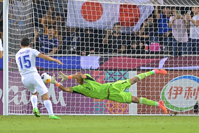 Thủ môn chơi ở châu Âu hóa người hùng với pha cản 11m ở phút bù giờ, giúp U23 Nhật Bản vô địch châu Á - Ảnh 3.