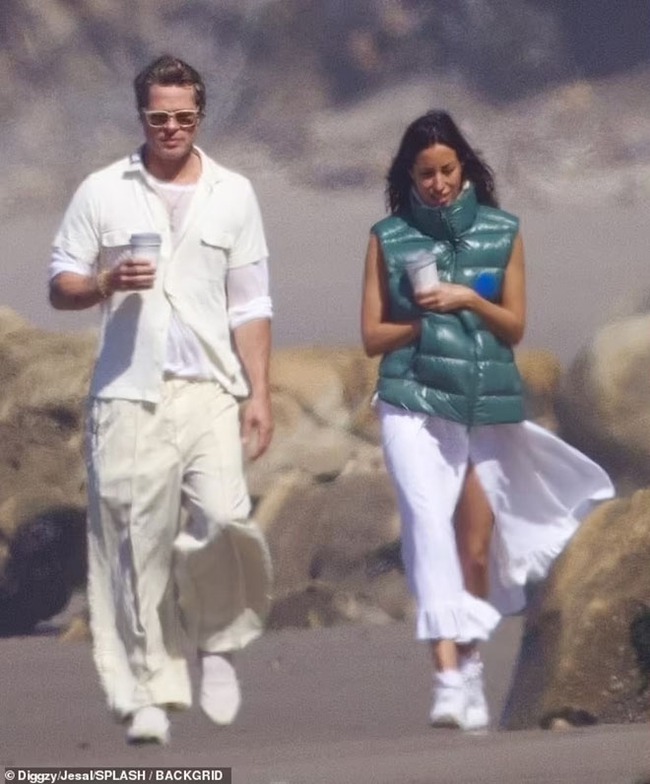 Ảnh lãng mạn hiếm hoi của Brad Pitt và bạn gái trên bãi biển - Ảnh 1.