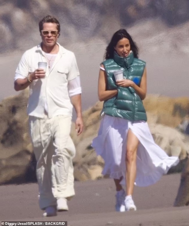 Ảnh lãng mạn hiếm hoi của Brad Pitt và bạn gái trên bãi biển - Ảnh 2.