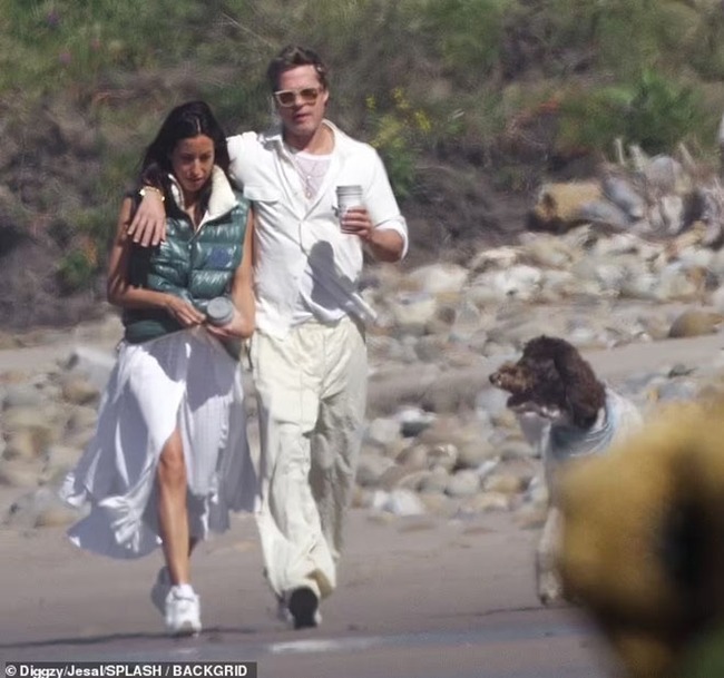 Ảnh lãng mạn hiếm hoi của Brad Pitt và bạn gái trên bãi biển - Ảnh 6.