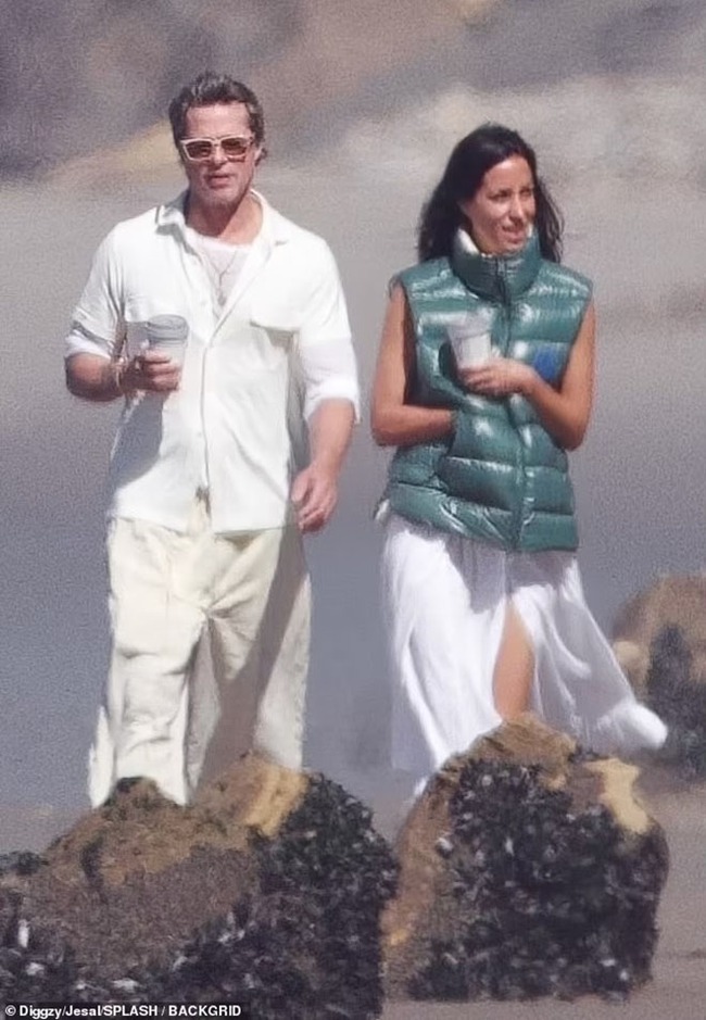 Ảnh lãng mạn hiếm hoi của Brad Pitt và bạn gái trên bãi biển - Ảnh 8.